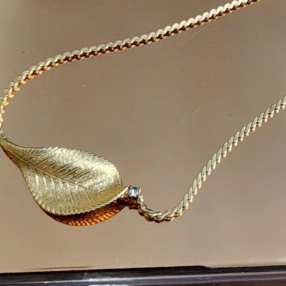 🐢 Golden Leaf necklace. Vintage glam! - Picture 4 of 7